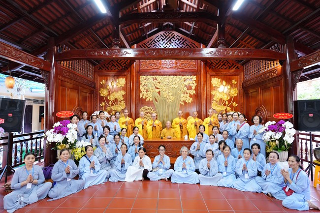 Paying homage to the Most Master and commemorating Hoang Phap Pagoda’s Founder by Monks, and Buddhists