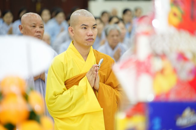 Paying homage to the Most Master and commemorating Hoang Phap Pagoda’s Founder by Monks, and Buddhists