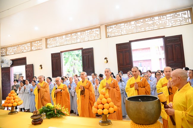 Paying homage to the Most Master and commemorating Hoang Phap Pagoda’s Founder by Monks, and Buddhists