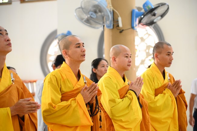 Paying homage to the Most Master and commemorating Hoang Phap Pagoda’s Founder by Monks, and Buddhists