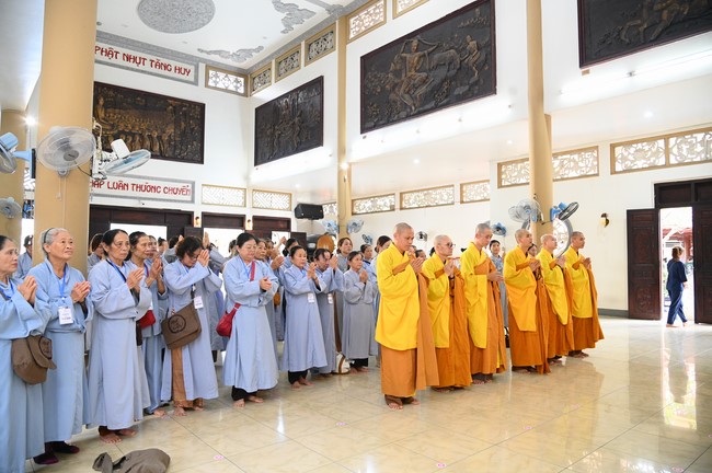 Paying homage to the Most Master and commemorating Hoang Phap Pagoda’s Founder by Monks, and Buddhists