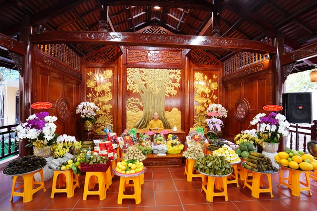 Paying homage to the Most Master and commemorating Hoang Phap Pagoda’s Founder by Monks, and Buddhists