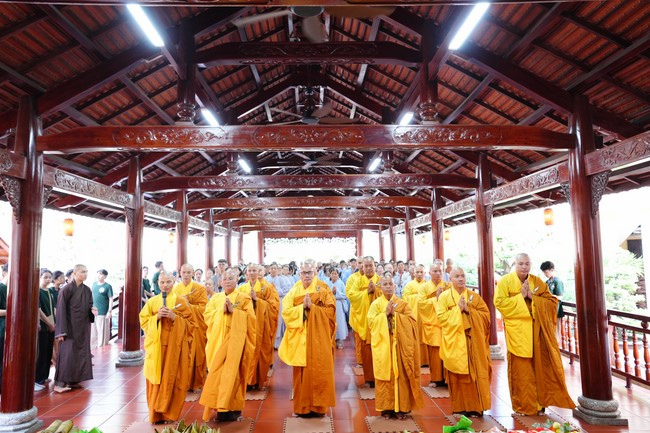 Paying homage to the Most Master and commemorating Hoang Phap Pagoda’s Founder by Monks, and Buddhists