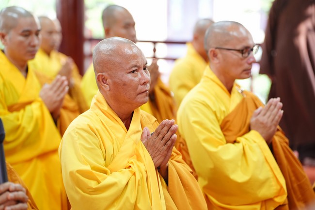 Paying homage to the Most Master and commemorating Hoang Phap Pagoda’s Founder by Monks, and Buddhists