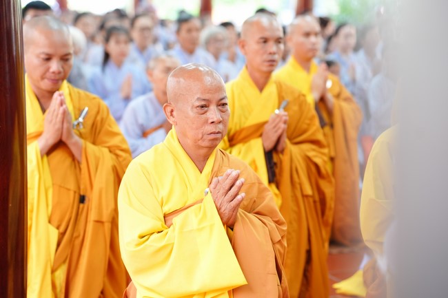 Paying homage to the Most Master and commemorating Hoang Phap Pagoda’s Founder by Monks, and Buddhists