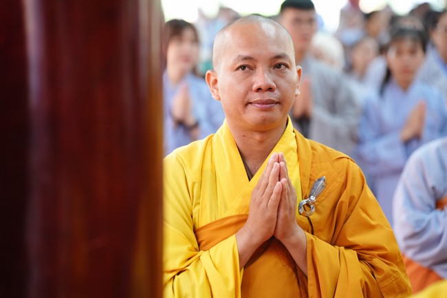 Paying homage to the Most Master and commemorating Hoang Phap Pagoda’s Founder by Monks, and Buddhists