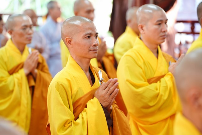 Paying homage to the Most Master and commemorating Hoang Phap Pagoda’s Founder by Monks, and Buddhists