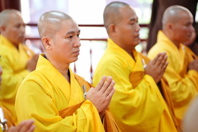 Paying homage to the Most Master and commemorating Hoang Phap Pagoda’s Founder by Monks, and Buddhists