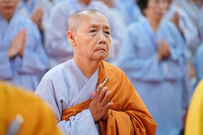 Paying homage to the Most Master and commemorating Hoang Phap Pagoda’s Founder by Monks, and Buddhists