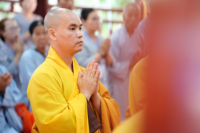 Paying homage to the Most Master and commemorating Hoang Phap Pagoda’s Founder by Monks, and Buddhists