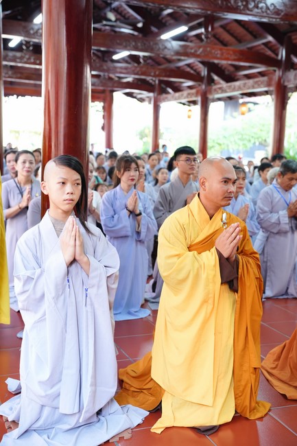 Paying homage to the Most Master and commemorating Hoang Phap Pagoda’s Founder by Monks, and Buddhists
