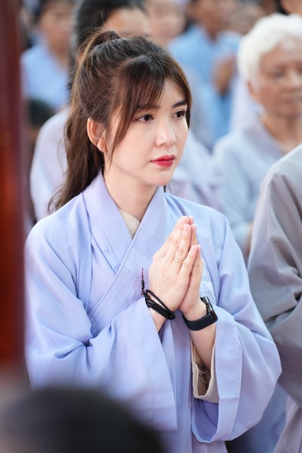 Paying homage to the Most Master and commemorating Hoang Phap Pagoda’s Founder by Monks, and Buddhists