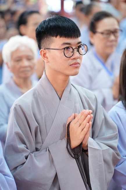 Paying homage to the Most Master and commemorating Hoang Phap Pagoda’s Founder by Monks, and Buddhists