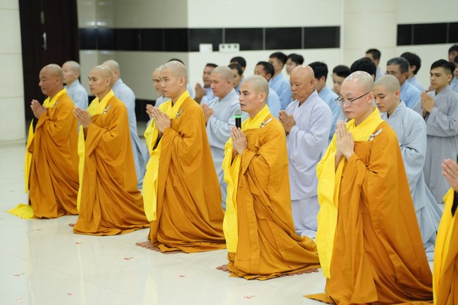 Paying homage to the Most Master and commemorating Hoang Phap Pagoda’s Founder by Monks, and Buddhists