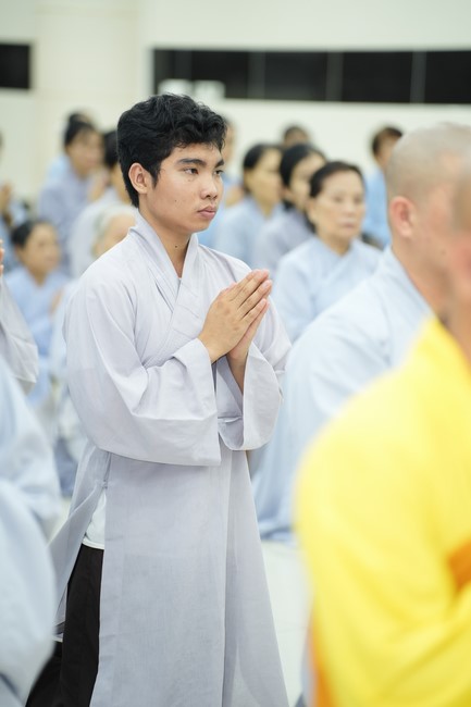 Paying homage to the Most Master and commemorating Hoang Phap Pagoda’s Founder by Monks, and Buddhists