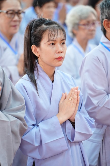 Paying homage to the Most Master and commemorating Hoang Phap Pagoda’s Founder by Monks, and Buddhists