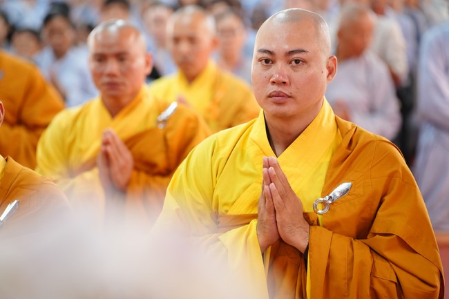 Paying homage to the Most Master and commemorating Hoang Phap Pagoda’s Founder by Monks, and Buddhists