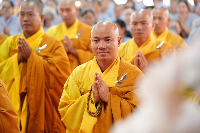 Paying homage to the Most Master and commemorating Hoang Phap Pagoda’s Founder by Monks, and Buddhists