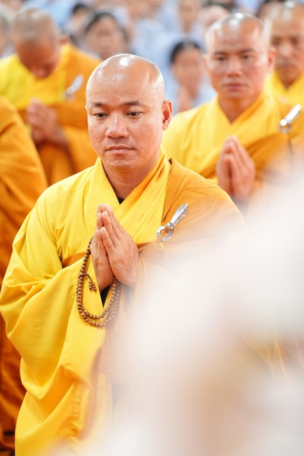 Paying homage to the Most Master and commemorating Hoang Phap Pagoda’s Founder by Monks, and Buddhists