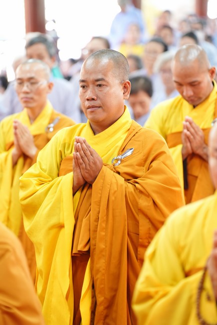 Paying homage to the Most Master and commemorating Hoang Phap Pagoda’s Founder by Monks, and Buddhists