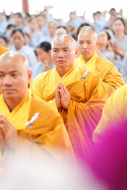 Paying homage to the Most Master and commemorating Hoang Phap Pagoda’s Founder by Monks, and Buddhists