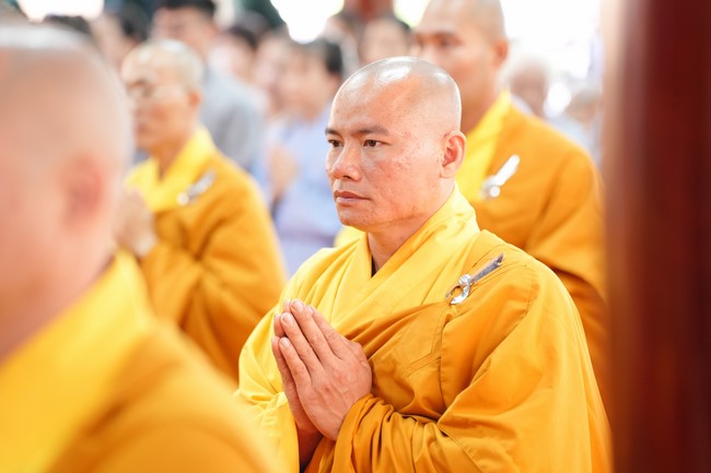 Paying homage to the Most Master and commemorating Hoang Phap Pagoda’s Founder by Monks, and Buddhists