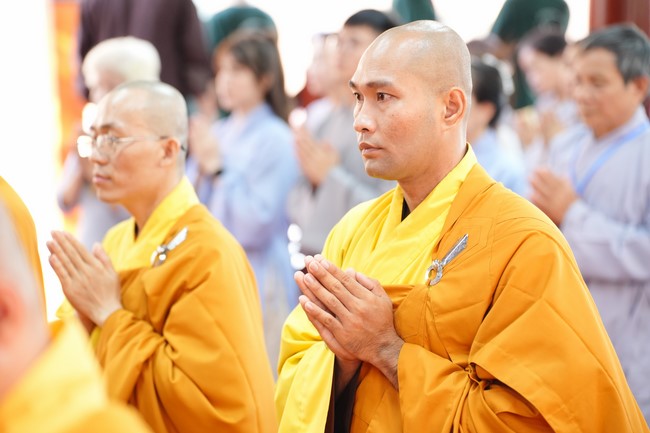 Paying homage to the Most Master and commemorating Hoang Phap Pagoda’s Founder by Monks, and Buddhists