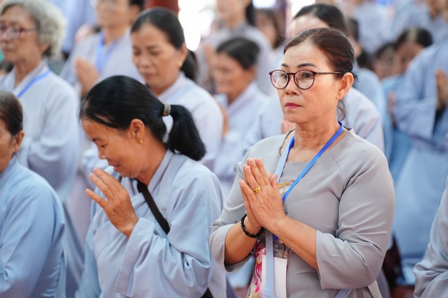 Paying homage to the Most Master and commemorating Hoang Phap Pagoda’s Founder by Monks, and Buddhists