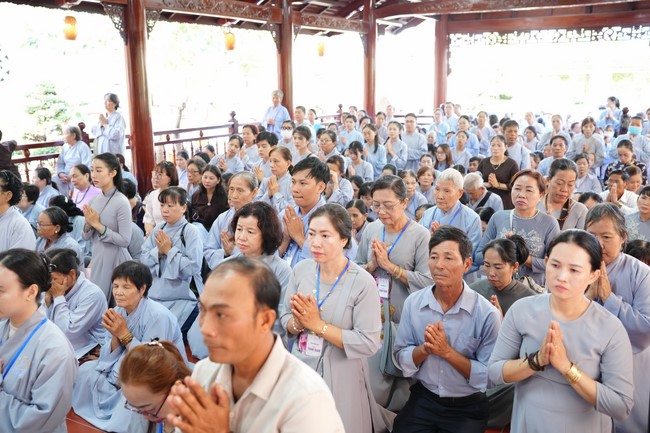 Paying homage to the Most Master and commemorating Hoang Phap Pagoda’s Founder by Monks, and Buddhists