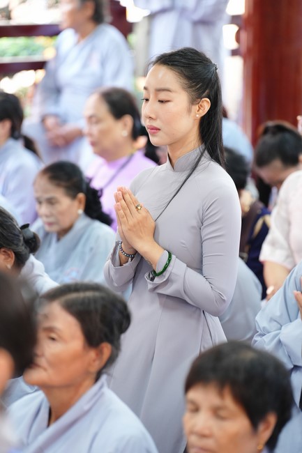 Paying homage to the Most Master and commemorating Hoang Phap Pagoda’s Founder by Monks, and Buddhists