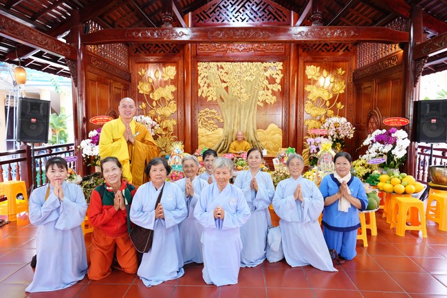 Paying homage to the Most Master and commemorating Hoang Phap Pagoda’s Founder by Monks, and Buddhists
