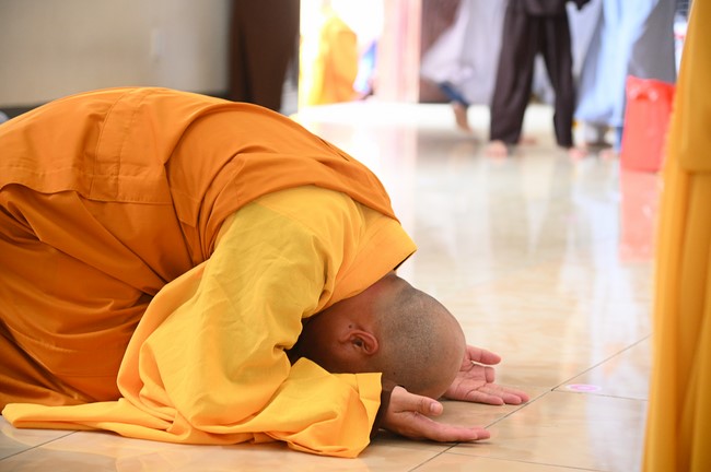 Paying homage to the Most Master and commemorating Hoang Phap Pagoda’s Founder by Monks, and Buddhists