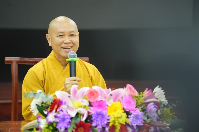 Paying homage to the Most Master and commemorating Hoang Phap Pagoda’s Founder by Monks, and Buddhists