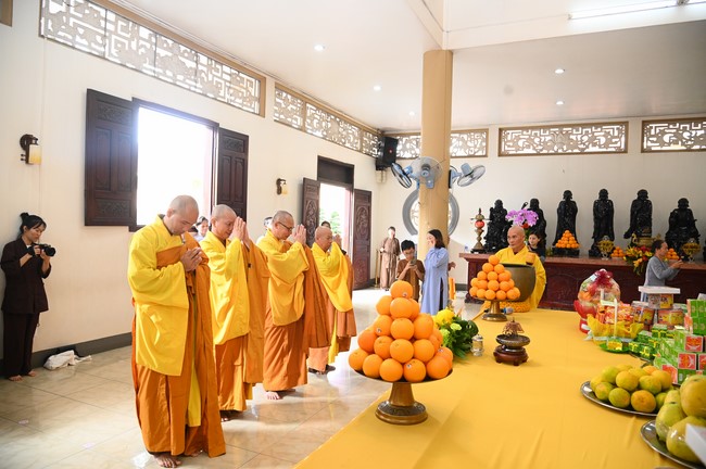 Paying homage to the Most Master and commemorating Hoang Phap Pagoda’s Founder by Monks, and Buddhists