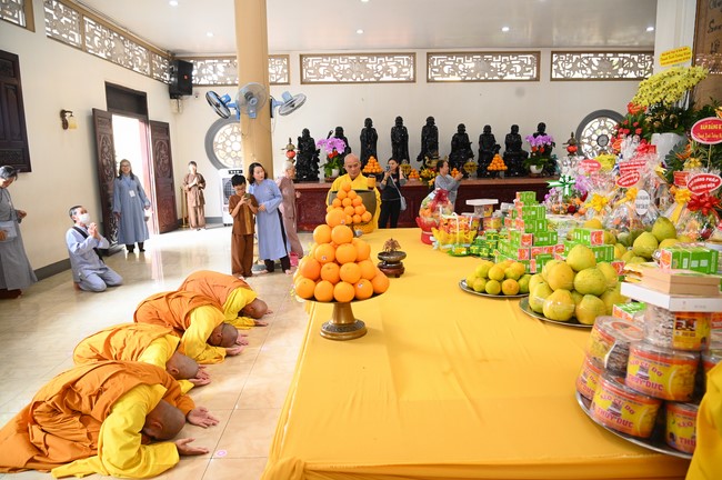 Paying homage to the Most Master and commemorating Hoang Phap Pagoda’s Founder by Monks, and Buddhists