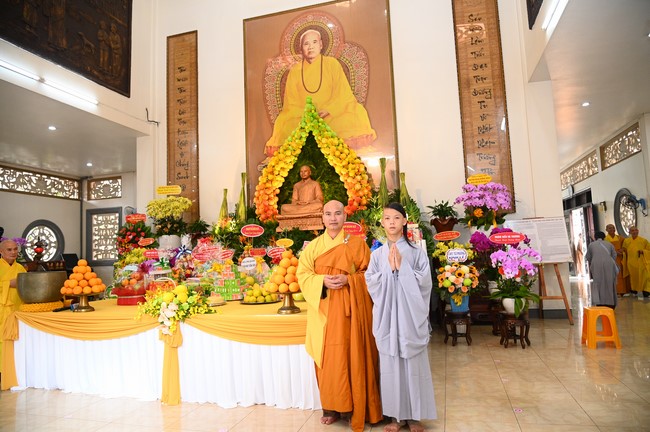 Paying homage to the Most Master and commemorating Hoang Phap Pagoda’s Founder by Monks, and Buddhists