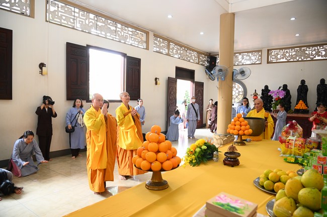 Paying homage to the Most Master and commemorating Hoang Phap Pagoda’s Founder by Monks, and Buddhists