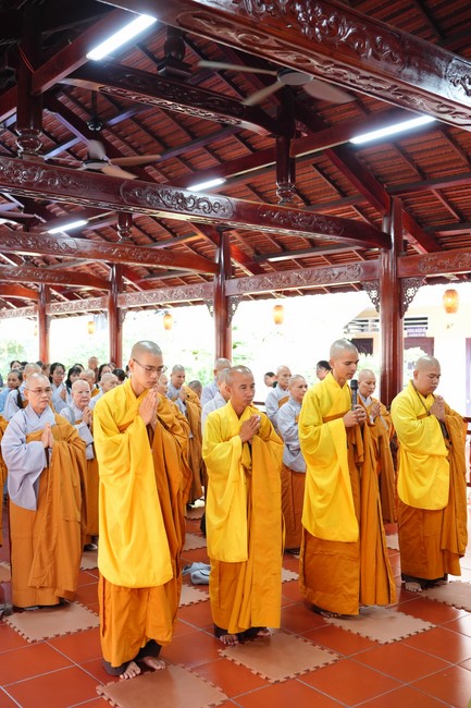 Paying homage to the Most Master and commemorating Hoang Phap Pagoda’s Founder by Monks, and Buddhists