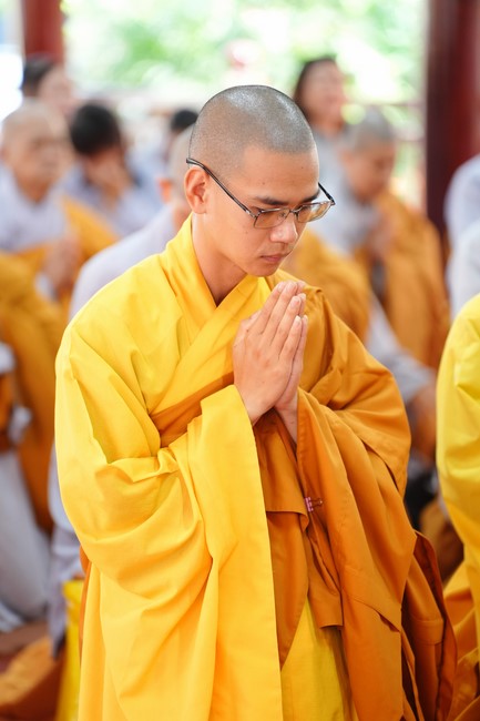 Paying homage to the Most Master and commemorating Hoang Phap Pagoda’s Founder by Monks, and Buddhists