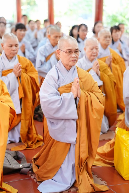 Paying homage to the Most Master and commemorating Hoang Phap Pagoda’s Founder by Monks, and Buddhists
