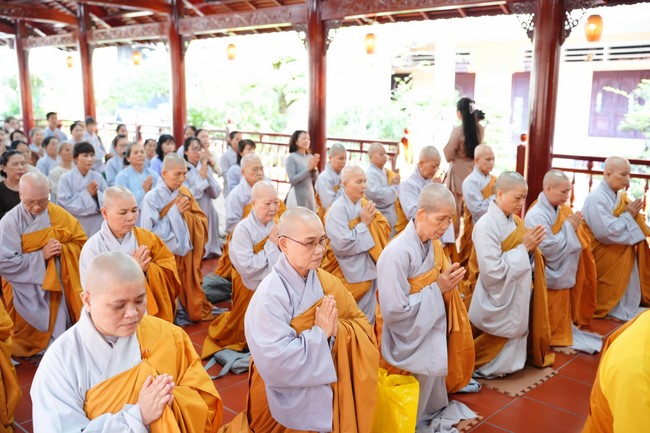 Paying homage to the Most Master and commemorating Hoang Phap Pagoda’s Founder by Monks, and Buddhists