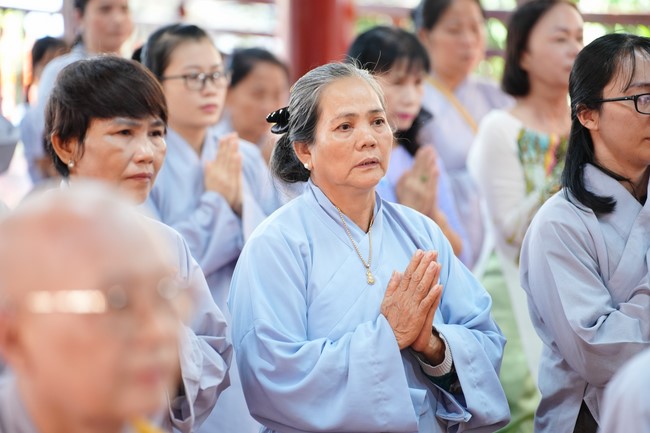 Paying homage to the Most Master and commemorating Hoang Phap Pagoda’s Founder by Monks, and Buddhists