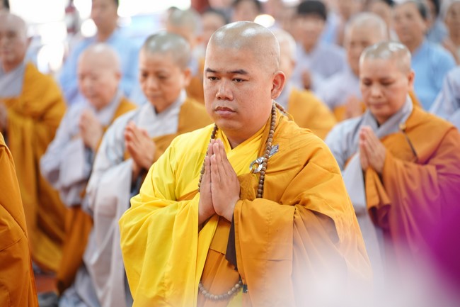 Paying homage to the Most Master and commemorating Hoang Phap Pagoda’s Founder by Monks, and Buddhists