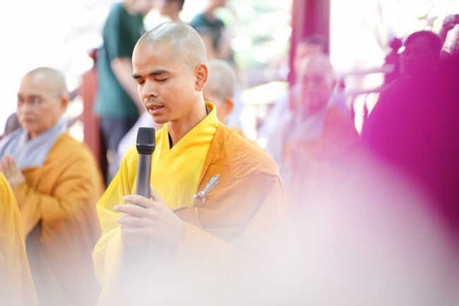 Paying homage to the Most Master and commemorating Hoang Phap Pagoda’s Founder by Monks, and Buddhists
