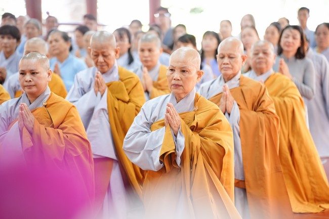 Paying homage to the Most Master and commemorating Hoang Phap Pagoda’s Founder by Monks, and Buddhists