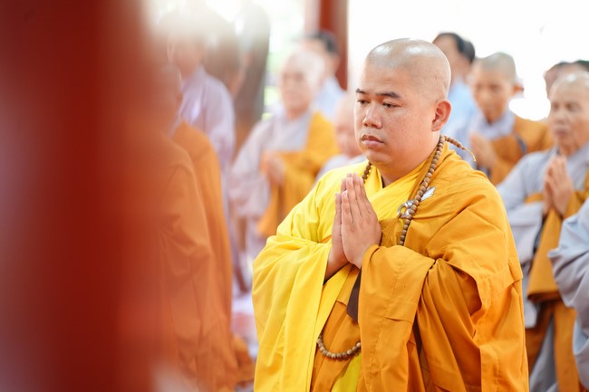 Paying homage to the Most Master and commemorating Hoang Phap Pagoda’s Founder by Monks, and Buddhists