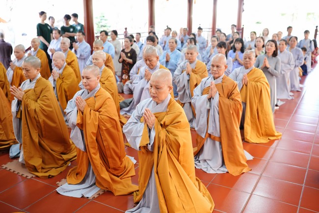Paying homage to the Most Master and commemorating Hoang Phap Pagoda’s Founder by Monks, and Buddhists