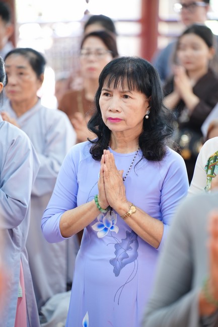 Paying homage to the Most Master and commemorating Hoang Phap Pagoda’s Founder by Monks, and Buddhists