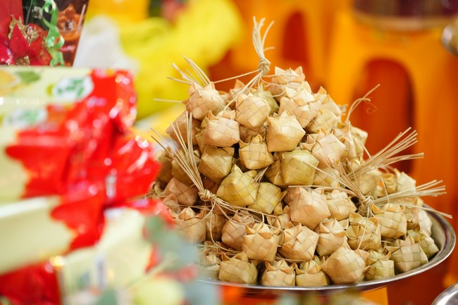 Paying homage to the Most Master and commemorating Hoang Phap Pagoda’s Founder by Monks, and Buddhists