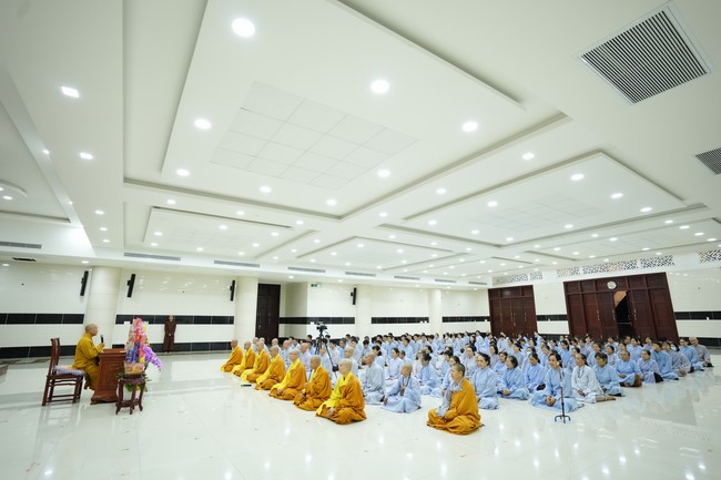 Paying homage to the Most Master and commemorating Hoang Phap Pagoda’s Founder by Monks, and Buddhists